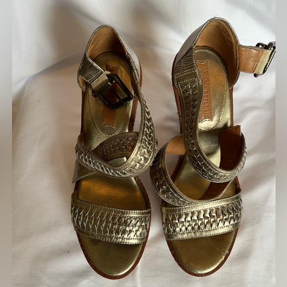 Beautiful Banana Republic “Old Gold” cork wedge sandals Size 6 1/2 - Picture 11 of 11